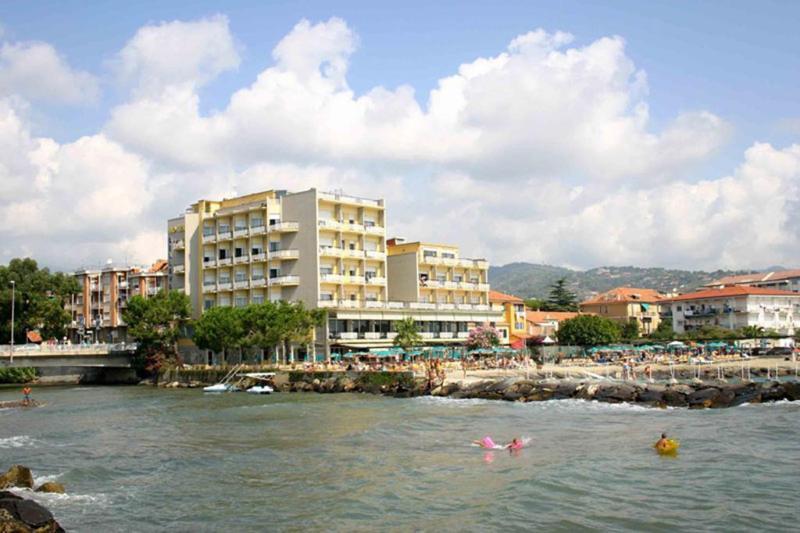 Hotel Bellevue Et Mediterranee Diano Marina Luaran gambar