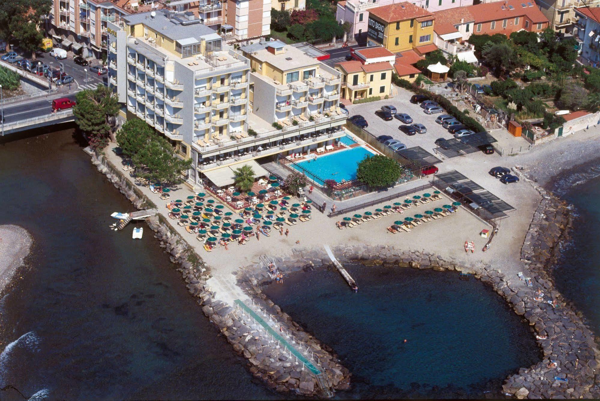 Hotel Bellevue Et Mediterranee Diano Marina Luaran gambar