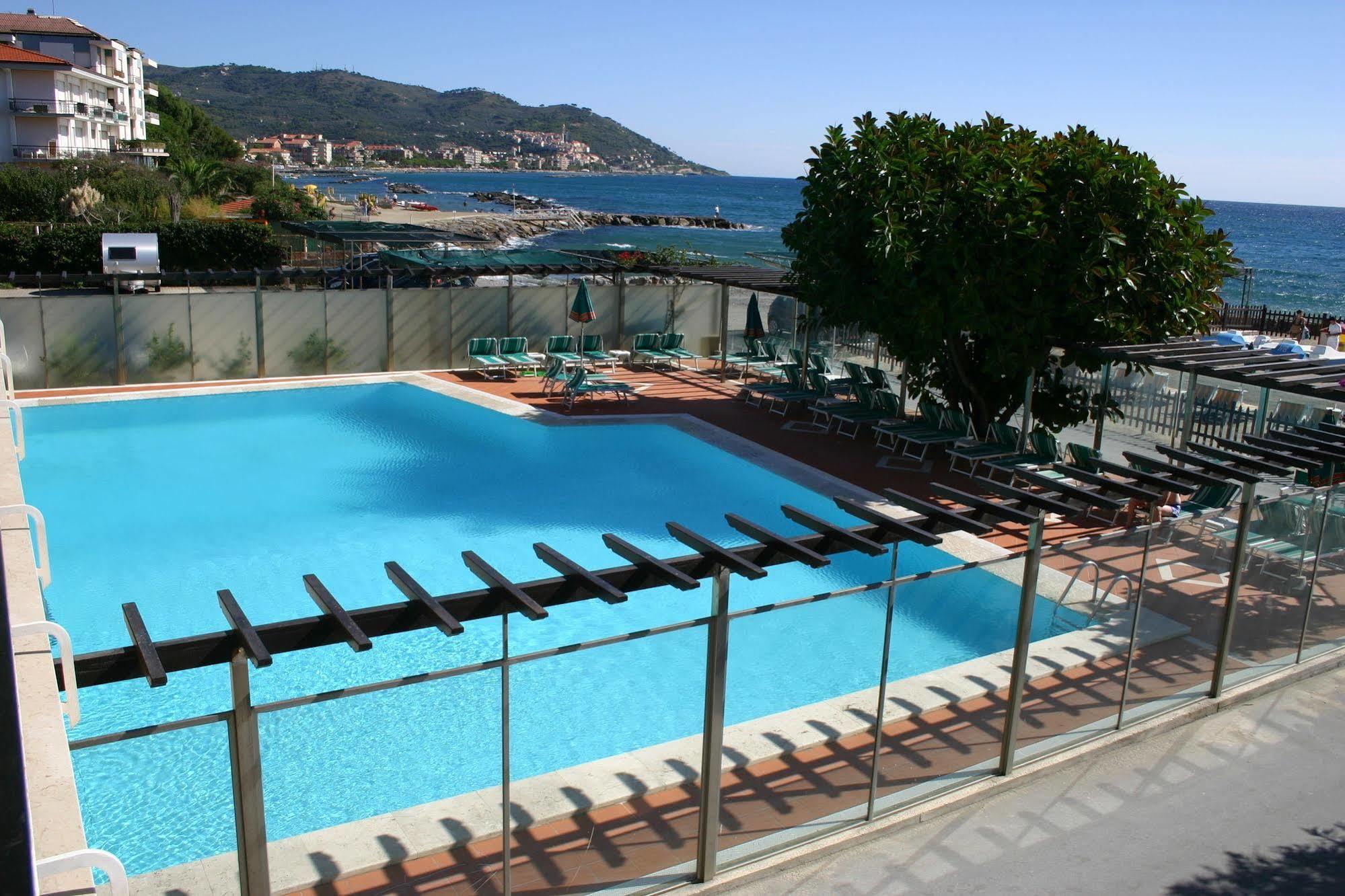 Hotel Bellevue Et Mediterranee Diano Marina Luaran gambar