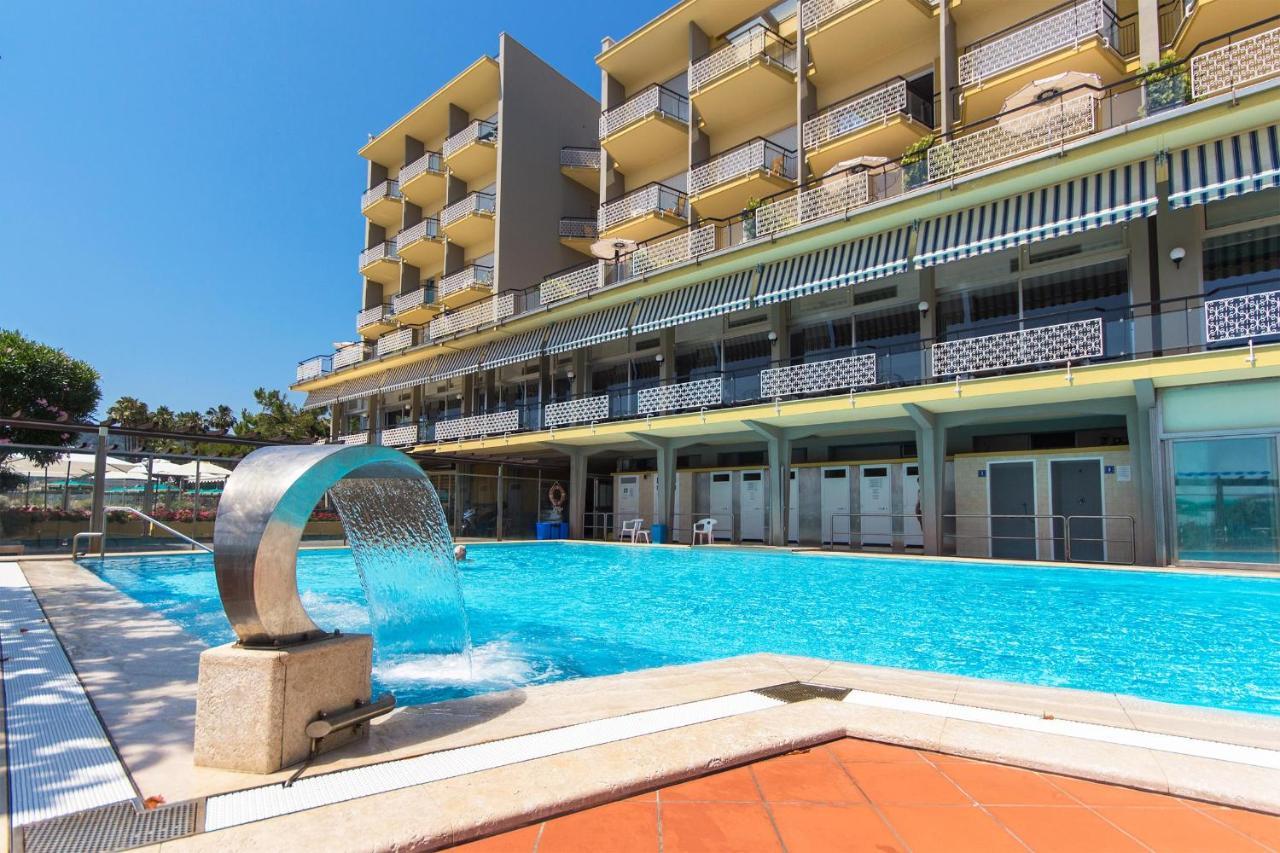 Hotel Bellevue Et Mediterranee Diano Marina Luaran gambar